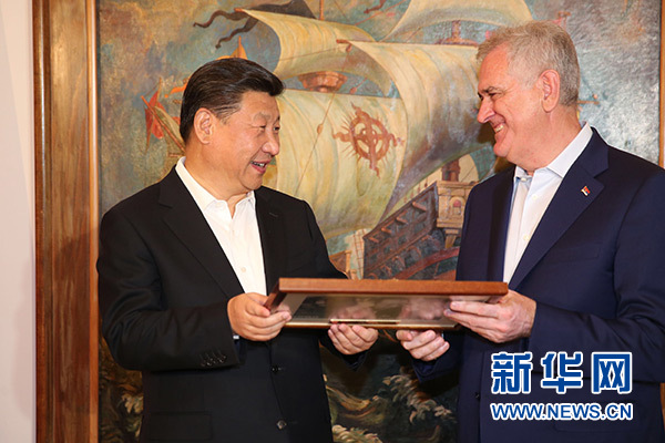 當(dāng)?shù)貢r(shí)間6月17日,國家主席習(xí)近平同塞爾維亞總統(tǒng)尼科利奇在貝爾格萊德舉行會晤。這是尼科利奇向習(xí)近平贈送紀(jì)念品。新華社記者饒愛民攝 當(dāng)?shù)貢r(shí)間6月17日,國家主席習(xí)近平同塞爾維亞總統(tǒng)尼科利奇在貝爾格萊德舉行會晤。這是尼科利奇向習(xí)近平贈送紀(jì)念品。新華社記者饒愛民攝