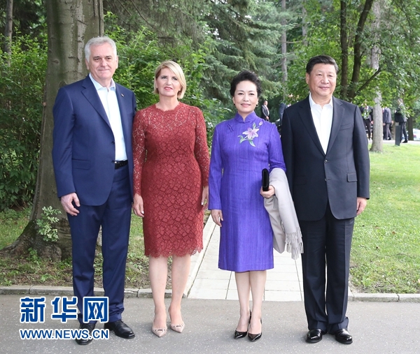當(dāng)?shù)貢r(shí)間6月17日,國家主席習(xí)近平同塞爾維亞總統(tǒng)尼科利奇在貝爾格萊德舉行會晤。這是習(xí)近平和夫人彭麗媛同尼科利奇夫婦在和平別墅合影。新華社記者 丁林 攝 當(dāng)?shù)貢r(shí)間6月17日,國家主席習(xí)近平同塞爾維亞總統(tǒng)尼科利奇在貝爾格萊德舉行會晤。這是習(xí)近平和夫人彭麗媛同尼科利奇夫婦在和平別墅合影。新華社記者 丁林 攝