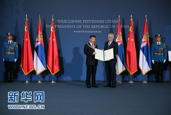 6月18日,國家主席習近平在貝爾格萊德同塞爾維亞總統尼科利奇舉行會談。會談后,尼科利奇向習近平授予塞爾維亞最高級別勛章“共和國一級榮譽勛章”,感謝習近平為中塞關系發展作出的杰出貢獻。新華社記者蘭紅光攝  6月18日,國家主席習近平在貝爾格萊德同塞爾維亞總統尼科利奇舉行會談。會談后,尼科利奇向習近平授予塞爾維亞最高級別勛章“共和國一級榮譽勛章”,感謝習近平為中塞關系發展作出的杰出貢獻。新華社記者蘭紅光攝