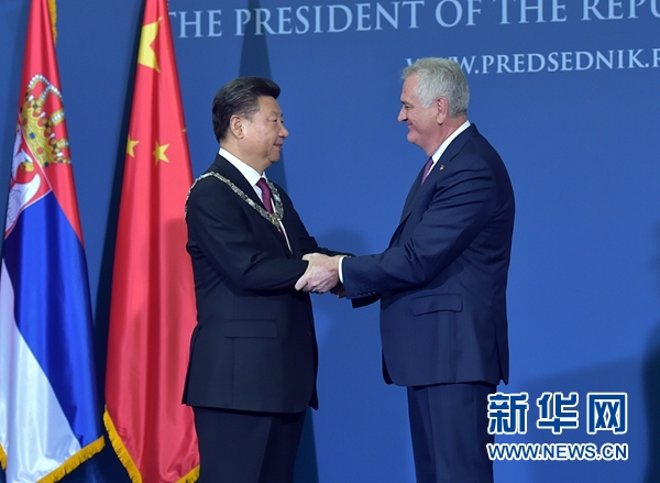 6月18日,國家主席習近平在貝爾格萊德同塞爾維亞總統尼科利奇舉行會談。會談后,尼科利奇向習近平授予塞爾維亞最高級別勛章“共和國一級榮譽勛章”,感謝習近平為中塞關系發展作出的杰出貢獻。新華社記者 李濤 攝  6月18日,國家主席習近平在貝爾格萊德同塞爾維亞總統尼科利奇舉行會談。會談后,尼科利奇向習近平授予塞爾維亞最高級別勛章“共和國一級榮譽勛章”,感謝習近平為中塞關系發展作出的杰出貢獻。新華社記者 李濤 攝