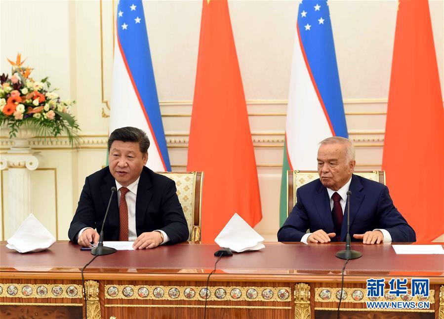 6月22日,國家主席習近平在塔什干庫克薩萊國賓館同烏茲別克斯坦總統卡里莫夫舉行會談。會談后,兩國元首共同會見記者。 新華社記者饒愛民攝 6月22日,國家主席習近平在塔什干庫克薩萊國賓館同烏茲別克斯坦總統卡里莫夫舉行會談。會談后,兩國元首共同會見記者。 新華社記者饒愛民攝