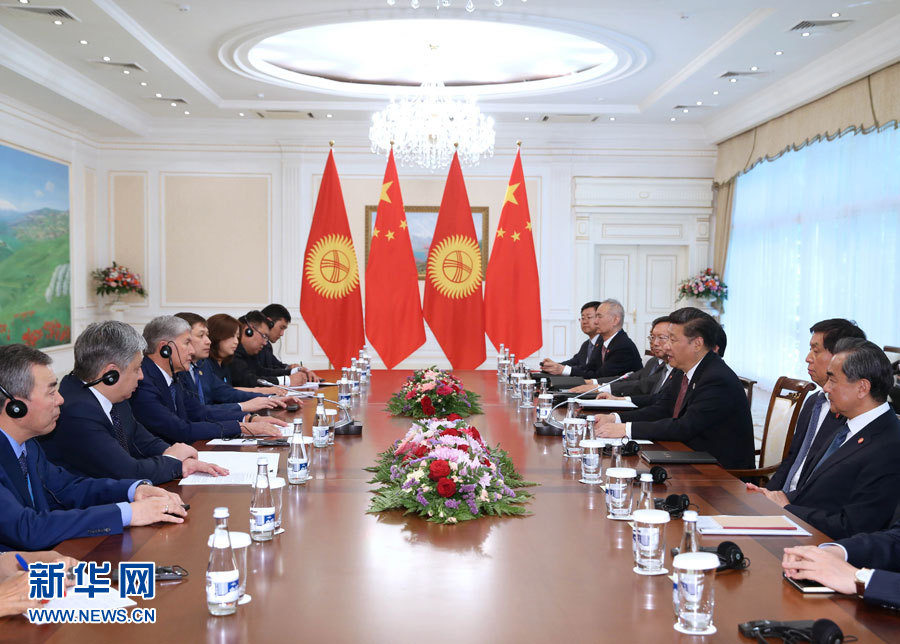 6月24日,國家主席習近平在烏茲別克斯坦塔什干會見吉爾吉斯斯坦總統阿坦巴耶夫。 新華社記者 馬占成 攝 6月24日,國家主席習近平在烏茲別克斯坦塔什干會見吉爾吉斯斯坦總統阿坦巴耶夫。 新華社記者 馬占成 攝