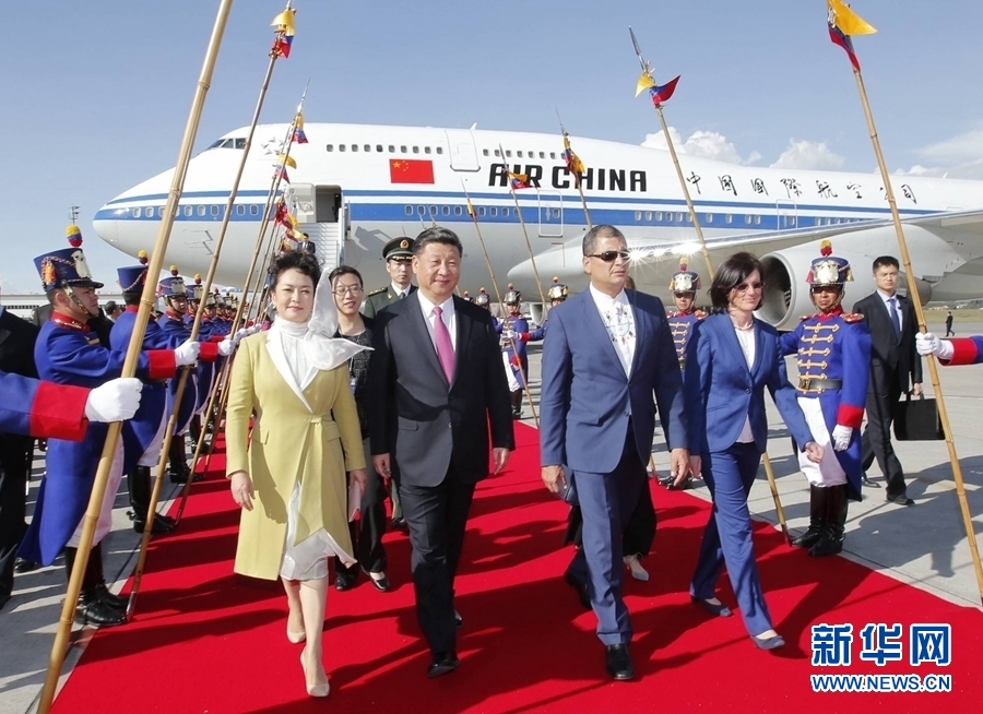 當地時間11月17日,國家主席習近平乘專機抵達基多,開始對厄瓜多爾共和國進行國事訪問。厄瓜多爾總統科雷亞和夫人馬勒布等在機場熱情迎接習近平和夫人彭麗媛。新華社記者 鞠鵬 攝  當地時間11月17日,國家主席習近平乘專機抵達基多,開始對厄瓜多爾共和國進行國事訪問。厄瓜多爾總統科雷亞和夫人馬勒布等在機場熱情迎接習近平和夫人彭麗媛。新華社記者 鞠鵬 攝