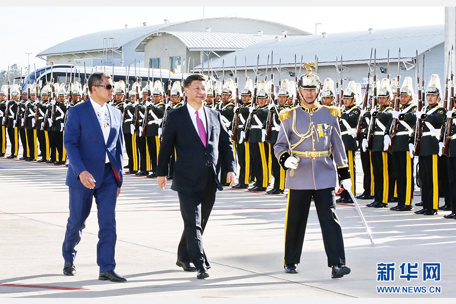 當地時間11月17日,國家主席習近平乘專機抵達基多,開始對厄瓜多爾共和國進行國事訪問。這是厄瓜多爾總統科雷亞在機場為習近平舉行隆重歡迎儀式。新華社記者 鞠鵬 攝  當地時間11月17日,國家主席習近平乘專機抵達基多,開始對厄瓜多爾共和國進行國事訪問。這是厄瓜多爾總統科雷亞在機場為習近平舉行隆重歡迎儀式。新華社記者 鞠鵬 攝