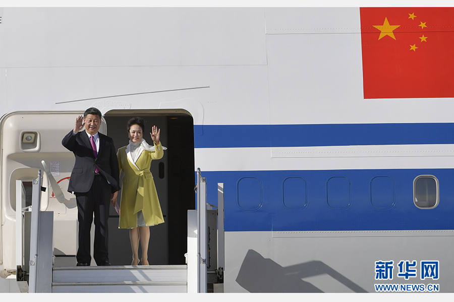 當地時間11月17日,國家主席習近平乘專機抵達基多,開始對厄瓜多爾共和國進行國事訪問。這是習近平與夫人彭麗媛向歡迎人群揮手致意。新華社記者 王曄 攝  當地時間11月17日,國家主席習近平乘專機抵達基多,開始對厄瓜多爾共和國進行國事訪問。這是習近平與夫人彭麗媛向歡迎人群揮手致意。新華社記者 王曄 攝