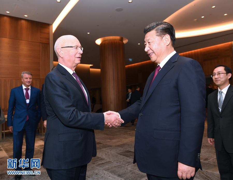 1月17日，國家主席習近平在瑞士達沃斯會見世界經濟論壇主席施瓦布。 新華社記者 饒愛民 攝