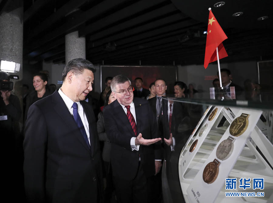 1月18日,國家主席習近平在瑞士洛桑國際奧林匹克博物館會見國際奧林匹克委員會主席巴赫。這是會見后,習近平在巴赫陪同下參觀往屆奧運會獎牌展。新華社記者 蘭紅光 攝 1月18日,國家主席習近平在瑞士洛桑國際奧林匹克博物館會見國際奧林匹克委員會主席巴赫。這是會見后,習近平在巴赫陪同下參觀往屆奧運會獎牌展。新華社記者 蘭紅光 攝