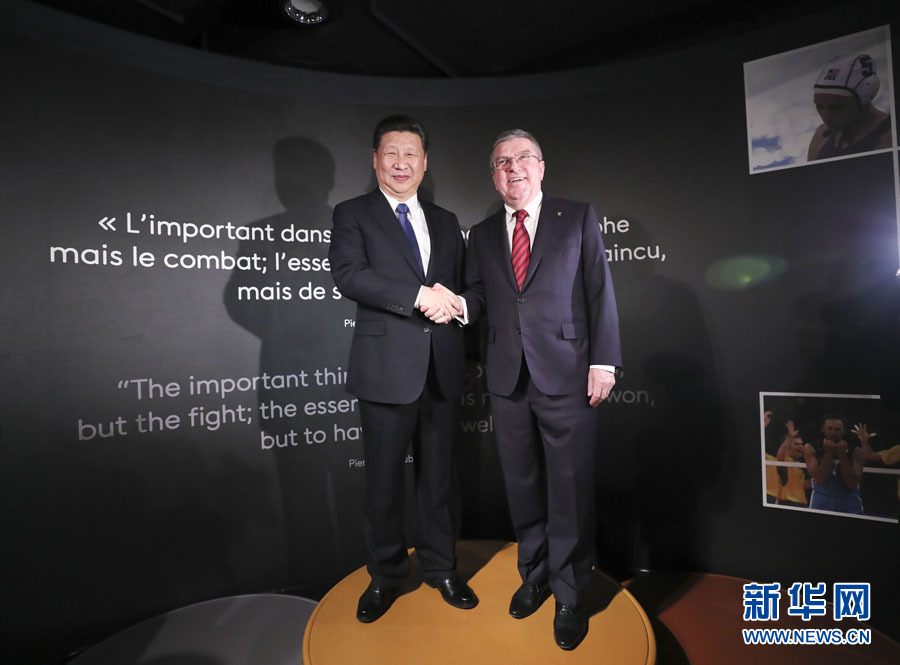 1月18日,國家主席習近平在瑞士洛桑國際奧林匹克博物館會見國際奧林匹克委員會主席巴赫。這是習近平和巴赫在奧運冠軍領獎臺上合影。新華社記者 蘭紅光 攝 1月18日,國家主席習近平在瑞士洛桑國際奧林匹克博物館會見國際奧林匹克委員會主席巴赫。這是習近平和巴赫在奧運冠軍領獎臺上合影。新華社記者 蘭紅光 攝