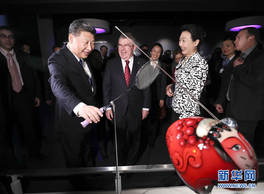 1月18日,國家主席習近平在瑞士洛桑國際奧林匹克博物館會見國際奧林匹克委員會主席巴赫。這是習近平在巴赫陪同下,參觀羽毛球世界冠軍李玲蔚用過的球拍。新華社記者 蘭紅光 攝 1月18日,國家主席習近平在瑞士洛桑國際奧林匹克博物館會見國際奧林匹克委員會主席巴赫。這是習近平在巴赫陪同下,參觀羽毛球世界冠軍李玲蔚用過的球拍。新華社記者 蘭紅光 攝