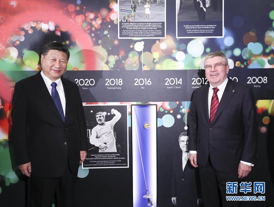 1月18日,國家主席習近平在瑞士洛桑國際奧林匹克博物館會見國際奧林匹克委員會主席巴赫。這是習近平與巴赫在巴赫作為擊劍運動員參加奧運會的照片前合影。新華社記者 蘭紅光 攝 1月18日,國家主席習近平在瑞士洛桑國際奧林匹克博物館會見國際奧林匹克委員會主席巴赫。這是習近平與巴赫在巴赫作為擊劍運動員參加奧運會的照片前合影。新華社記者 蘭紅光 攝