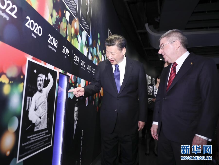 1月18日,國家主席習近平在瑞士洛桑國際奧林匹克博物館會見國際奧林匹克委員會主席巴赫。這是習近平在巴赫陪同下,參觀巴赫作為擊劍運動員參加奧運會的照片。新華社記者 蘭紅光 攝 1月18日,國家主席習近平在瑞士洛桑國際奧林匹克博物館會見國際奧林匹克委員會主席巴赫。這是習近平在巴赫陪同下,參觀巴赫作為擊劍運動員參加奧運會的照片。新華社記者 蘭紅光 攝