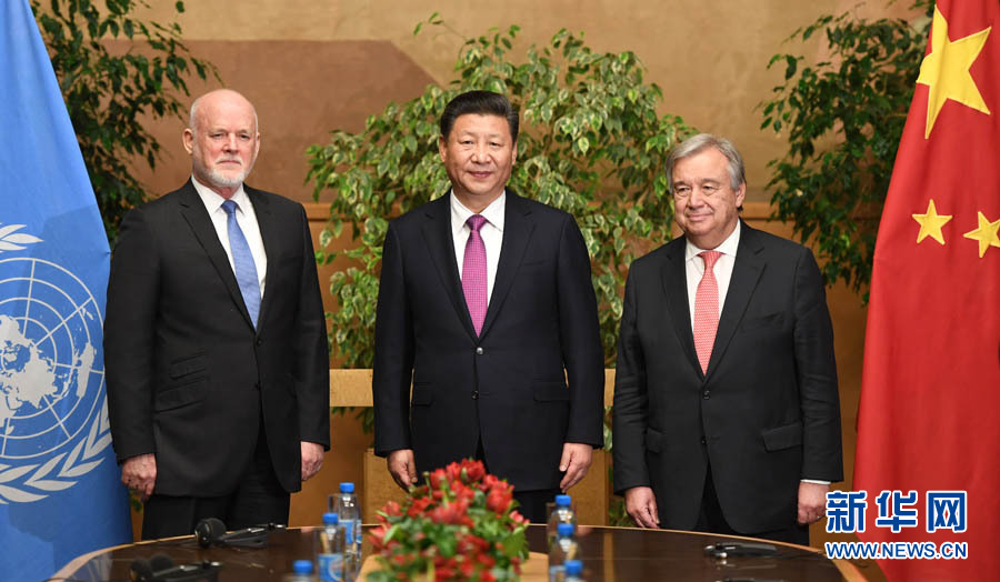 1月18日,國家主席習近平在瑞士日內瓦萬國宮會見第71屆聯合國大會主席湯姆森和聯合國秘書長古特雷斯。 新華社記者 張鐸 攝 1月18日,國家主席習近平在瑞士日內瓦萬國宮會見第71屆聯合國大會主席湯姆森和聯合國秘書長古特雷斯。 新華社記者 張鐸 攝