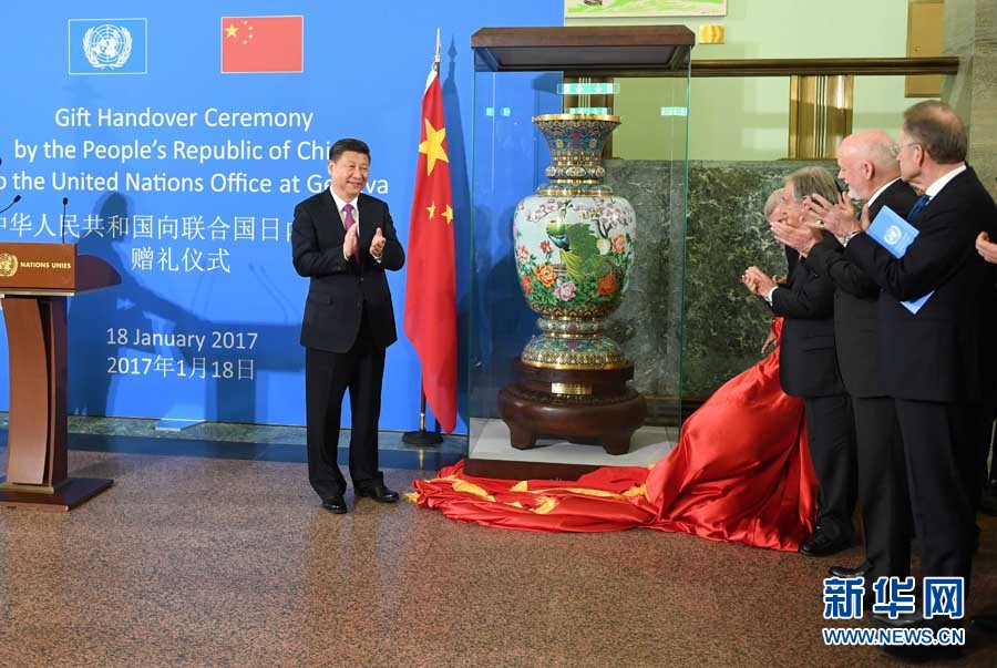 1月18日，國家主席習(xí)近平在瑞士日內(nèi)瓦萬國宮出席“共商共筑人類命運共同體”高級別會議，并發(fā)表題為《共同構(gòu)建人類命運共同體》的主旨演講。這是會議結(jié)束后，習(xí)近平出席中國向聯(lián)合國日內(nèi)瓦總部贈禮儀式。新華社記者 張鐸 攝