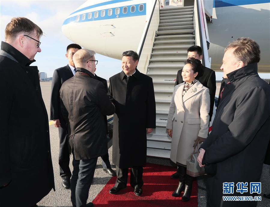 4月4日,國家主席習近平乘專機抵達赫爾辛基,開始對芬蘭共和國進行國事訪問。這是芬蘭政府代表、農業與環境部長蒂利凱寧等在舷梯旁熱情迎接習近平和夫人彭麗媛。新華社記者 蘭紅光 攝  4月4日,國家主席習近平乘專機抵達赫爾辛基,開始對芬蘭共和國進行國事訪問。這是芬蘭政府代表、農業與環境部長蒂利凱寧等在舷梯旁熱情迎接習近平和夫人彭麗媛。新華社記者 蘭紅光 攝