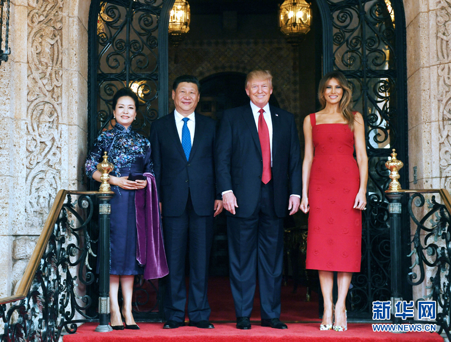 當地時間4月6日,國家主席習近平在美國佛羅里達州海湖莊園同美國總統特朗普舉行中美元首會晤。這是習近平和夫人彭麗媛同特朗普和夫人梅拉尼婭合影留念。新華社記者 饒愛民 攝  當地時間4月6日,國家主席習近平在美國佛羅里達州海湖莊園同美國總統特朗普舉行中美元首會晤。這是習近平和夫人彭麗媛同特朗普和夫人梅拉尼婭合影留念。新華社記者 饒愛民 攝