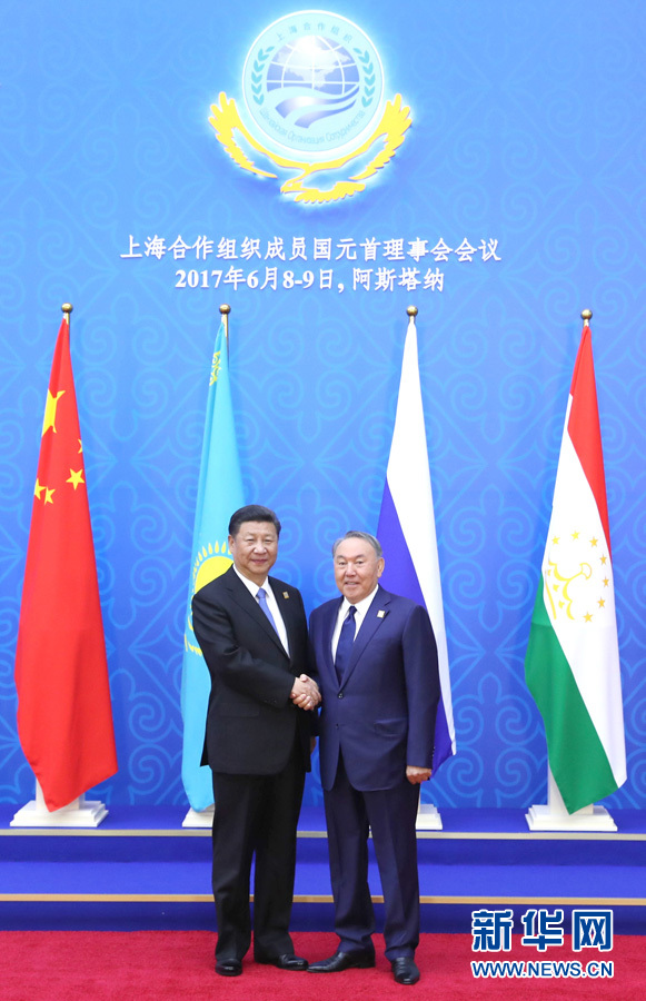 6月9日,國家主席習(xí)近平在哈薩克斯坦首都阿斯塔納出席上海合作組織成員國元首理事會第十七次會議并發(fā)表重要講話。這是習(xí)近平出席會議時(shí),受到哈薩克斯坦總統(tǒng)納扎爾巴耶夫的熱情迎接。新華社記者 馬占成 攝 6月9日,國家主席習(xí)近平在哈薩克斯坦首都阿斯塔納出席上海合作組織成員國元首理事會第十七次會議并發(fā)表重要講話。這是習(xí)近平出席會議時(shí),受到哈薩克斯坦總統(tǒng)納扎爾巴耶夫的熱情迎接。新華社記者 馬占成 攝