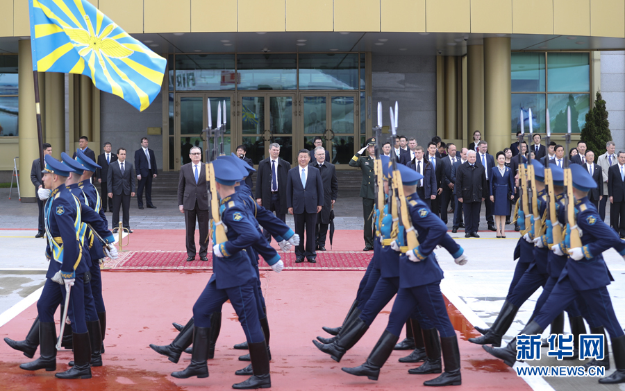 7月3日,國家主席習近平乘專機抵達莫斯科,開始對俄羅斯聯邦進行國事訪問。這是習近平出席機場歡迎儀式。 新華社記者 謝環馳 攝 7月3日,國家主席習近平乘專機抵達莫斯科,開始對俄羅斯聯邦進行國事訪問。這是習近平出席機場歡迎儀式。 新華社記者 謝環馳 攝