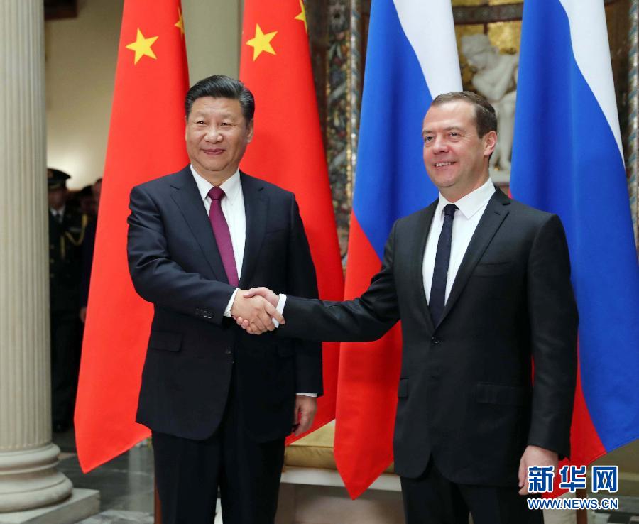 7月4日,國(guó)家主席習(xí)近平在莫斯科會(huì)見俄羅斯總理梅德韋杰夫。新華社記者 劉衛(wèi)兵 攝 7月4日,國(guó)家主席習(xí)近平在莫斯科會(huì)見俄羅斯總理梅德韋杰夫。新華社記者 劉衛(wèi)兵 攝