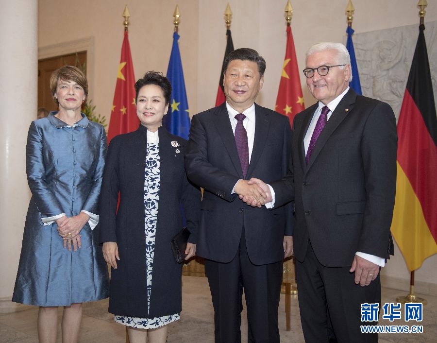 7月5日,國(guó)家主席習(xí)近平在柏林會(huì)見(jiàn)德國(guó)總統(tǒng)施泰因邁爾。會(huì)見(jiàn)前,施泰因邁爾在總統(tǒng)府花園為習(xí)近平舉行隆重歡迎儀式。這是習(xí)近平和夫人彭麗媛同施泰因邁爾夫婦合影。新華社記者 李學(xué)仁 攝 7月5日,國(guó)家主席習(xí)近平在柏林會(huì)見(jiàn)德國(guó)總統(tǒng)施泰因邁爾。會(huì)見(jiàn)前,施泰因邁爾在總統(tǒng)府花園為習(xí)近平舉行隆重歡迎儀式。這是習(xí)近平和夫人彭麗媛同施泰因邁爾夫婦合影。新華社記者 李學(xué)仁 攝