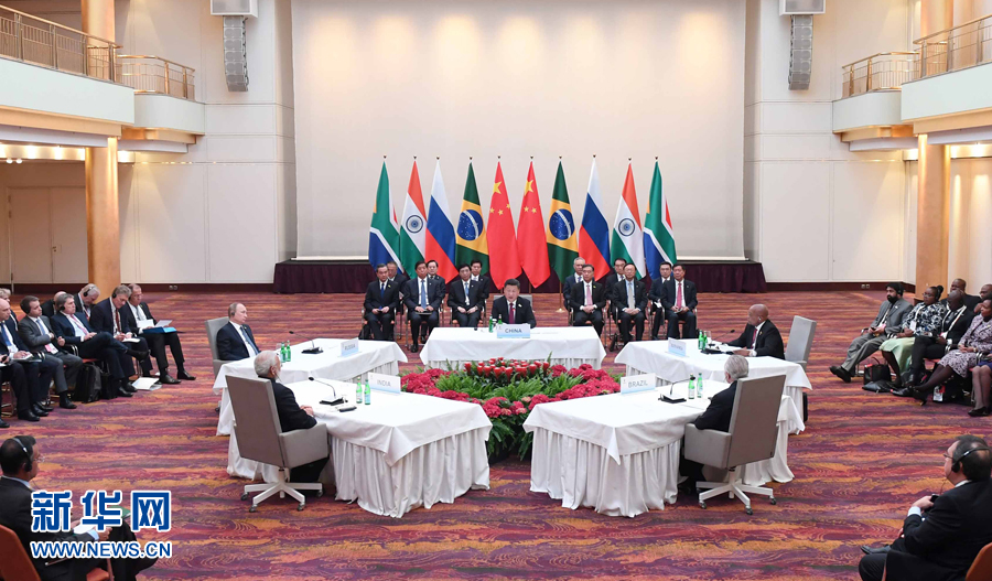 7月7日,國家主席習近平在德國漢堡主持金磚國家領導人非正式會晤,發表引導性講話和總結講話。南非總統祖馬、巴西總統特梅爾、俄羅斯總統普京、印度總理莫迪出席。新華社記者 張鐸 攝 7月7日,國家主席習近平在德國漢堡主持金磚國家領導人非正式會晤,發表引導性講話和總結講話。南非總統祖馬、巴西總統特梅爾、俄羅斯總統普京、印度總理莫迪出席。新華社記者 張鐸 攝