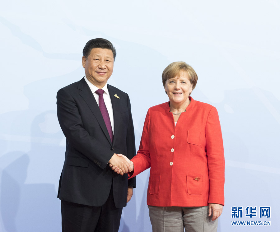 7月7日,二十國集團領導人第十二次峰會在德國漢堡舉行。國家主席習近平出席并發表題為《堅持開放包容 推動聯動增長》的重要講話。這是峰會開始前,習近平受到德國總理默克爾迎接。新華社記者 李學仁 攝  7月7日,二十國集團領導人第十二次峰會在德國漢堡舉行。國家主席習近平出席并發表題為《堅持開放包容 推動聯動增長》的重要講話。這是峰會開始前,習近平受到德國總理默克爾迎接。新華社記者 李學仁 攝