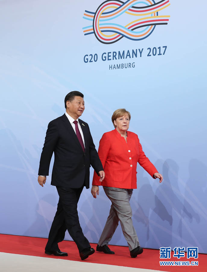 7月7日,二十國集團領導人第十二次峰會在德國漢堡舉行。國家主席習近平出席并發表題為《堅持開放包容 推動聯動增長》的重要講話。這是峰會開始前,習近平受到德國總理默克爾迎接。新華社記者 劉衛兵 攝  7月7日,二十國集團領導人第十二次峰會在德國漢堡舉行。國家主席習近平出席并發表題為《堅持開放包容 推動聯動增長》的重要講話。這是峰會開始前,習近平受到德國總理默克爾迎接。新華社記者 劉衛兵 攝