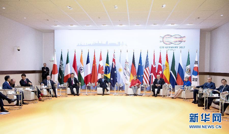 7月7日,二十國集團領導人第十二次峰會在德國漢堡舉行。國家主席習近平出席并發表題為《堅持開放包容 推動聯動增長》的重要講話。這是峰會前,習近平出席二十國集團峰會領導人座談會。新華社記者 李學仁 攝  7月7日,二十國集團領導人第十二次峰會在德國漢堡舉行。國家主席習近平出席并發表題為《堅持開放包容 推動聯動增長》的重要講話。這是峰會前,習近平出席二十國集團峰會領導人座談會。新華社記者 李學仁 攝