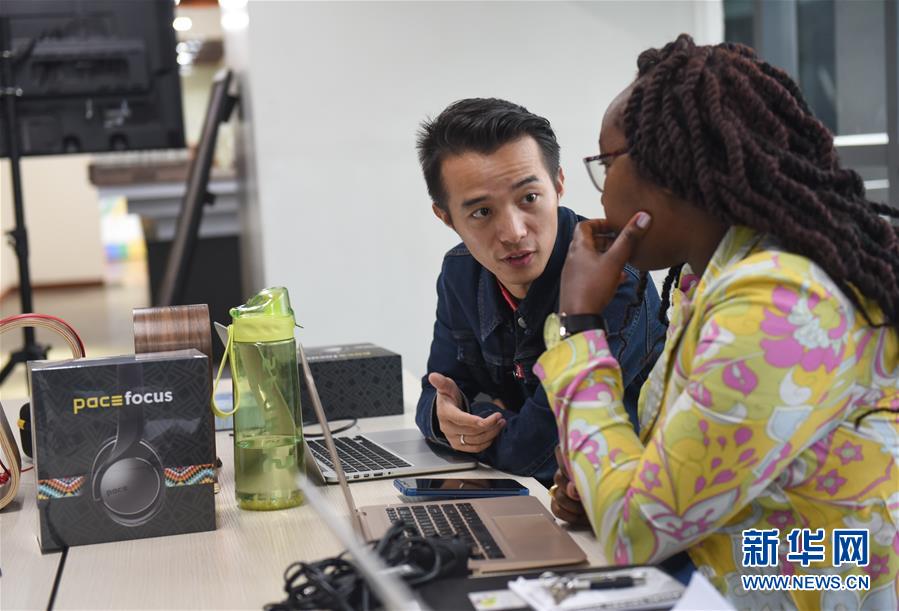 (國際·中非合作論壇·圖文互動)(3)他把耳機賣到肯尼亞總統府——記在非洲當創客的中國青年劉鵬