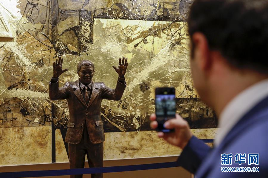 (國(guó)際)(3)聯(lián)合國(guó)總部迎來(lái)南非前總統(tǒng)曼德拉像