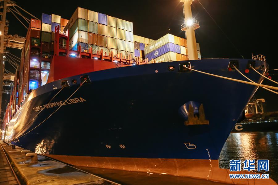 (國際·圖文互動(dòng))(1)遠(yuǎn)洋巨輪上遲來的年夜飯