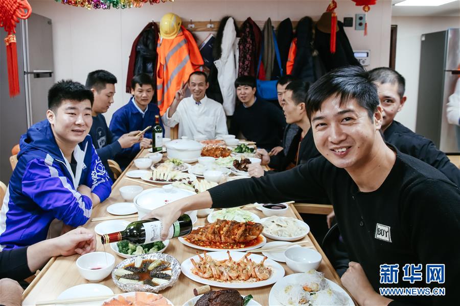 (國際·圖文互動(dòng))(2)遠(yuǎn)洋巨輪上遲來的年夜飯