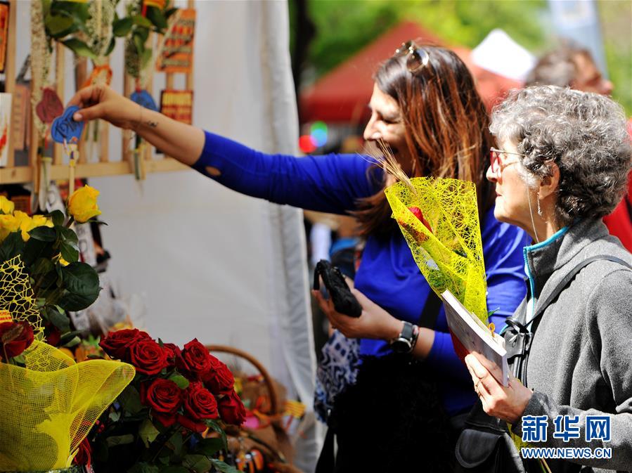 (國際·圖文互動)(1)通訊:花香馥郁 書香怡人——記西班牙巴塞羅那圣喬治節