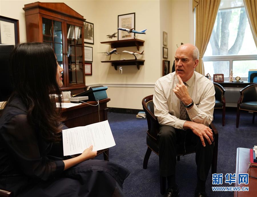 (國際·圖文互動)(1)專訪:美政府加征關稅損害美國工人與消費者利益——訪美國國會眾議院美中工作小組共同主席拉森