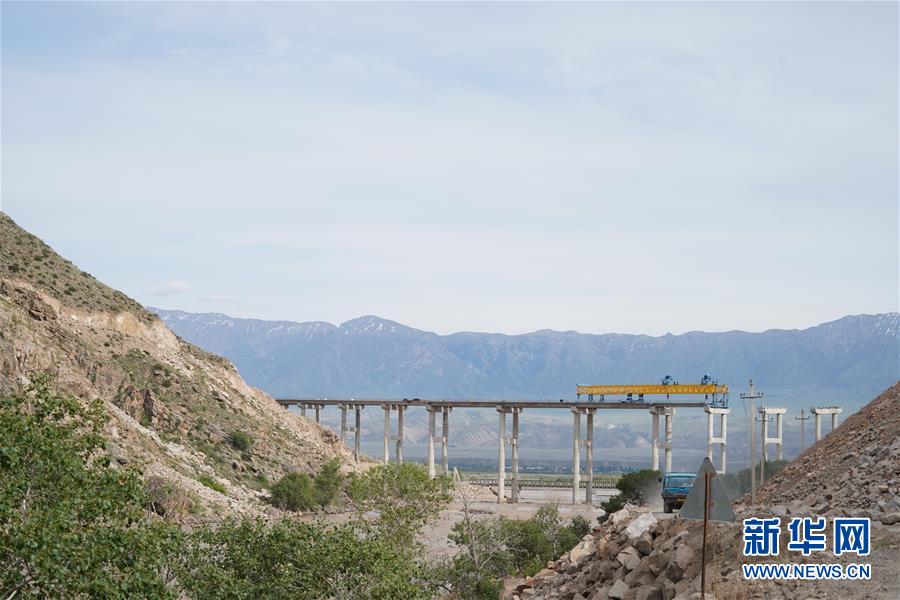 (習近平出訪配合稿·圖文互動)(3)通訊:雪山腳下有條“中國路”