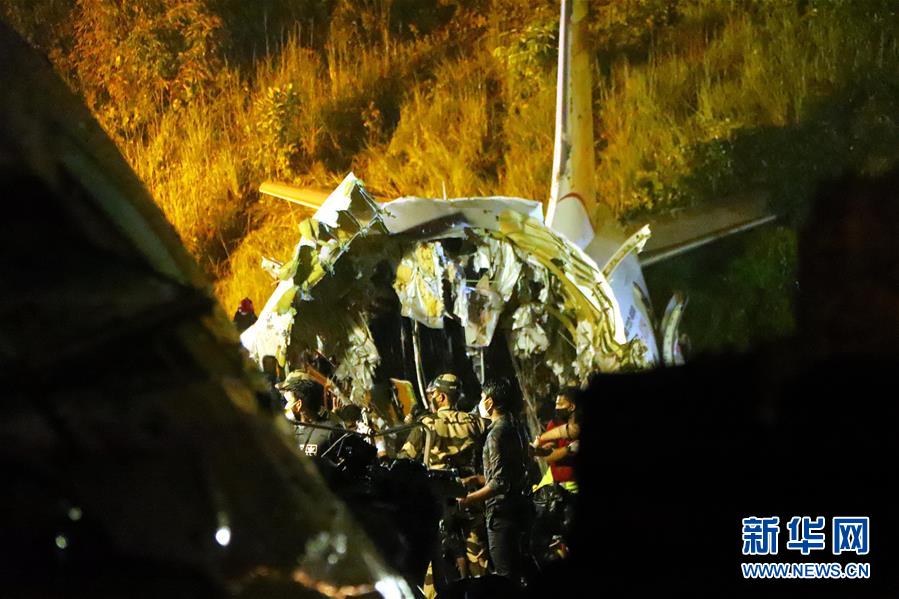 (國際)(1)印度一架客機降落時沖出跑道至少16人死亡
