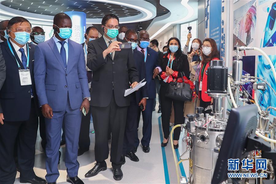 (圖文互動)(1)“中國承諾從不落空”——記非洲使節參觀國藥集團了解新冠疫苗研發