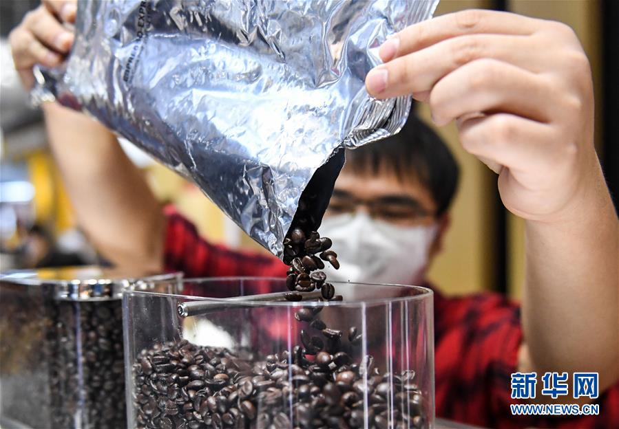 (第三屆進博會·圖文互動)(3)全球“寶藏級”美食薈萃——進博會食品及農產品館遍藏世間珍饈