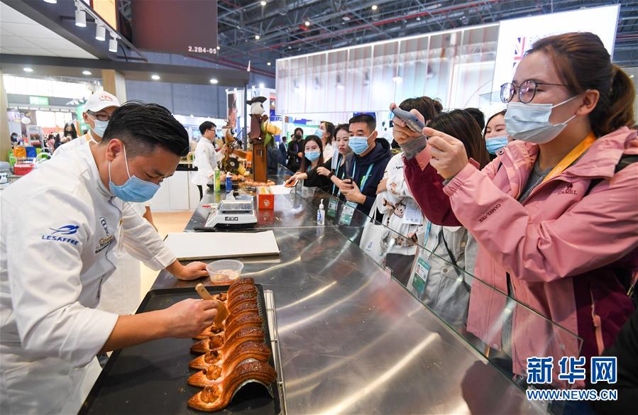 (第三屆進博會·圖文互動)(7)全球“寶藏級”美食薈萃——進博會食品及農產品館遍藏世間珍饈