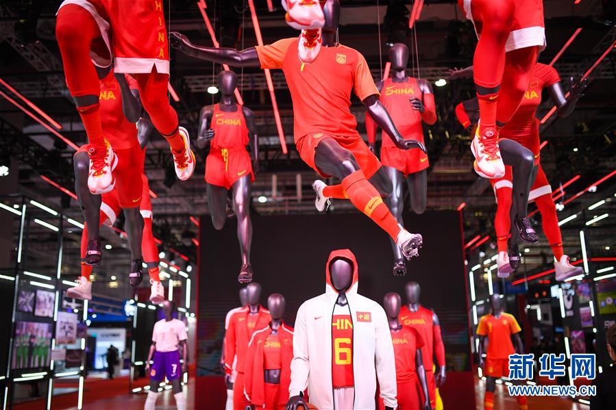 （第三屆進(jìn)博會·新華視界）（2）觀展體驗(yàn)：多彩·絢爛·未來感