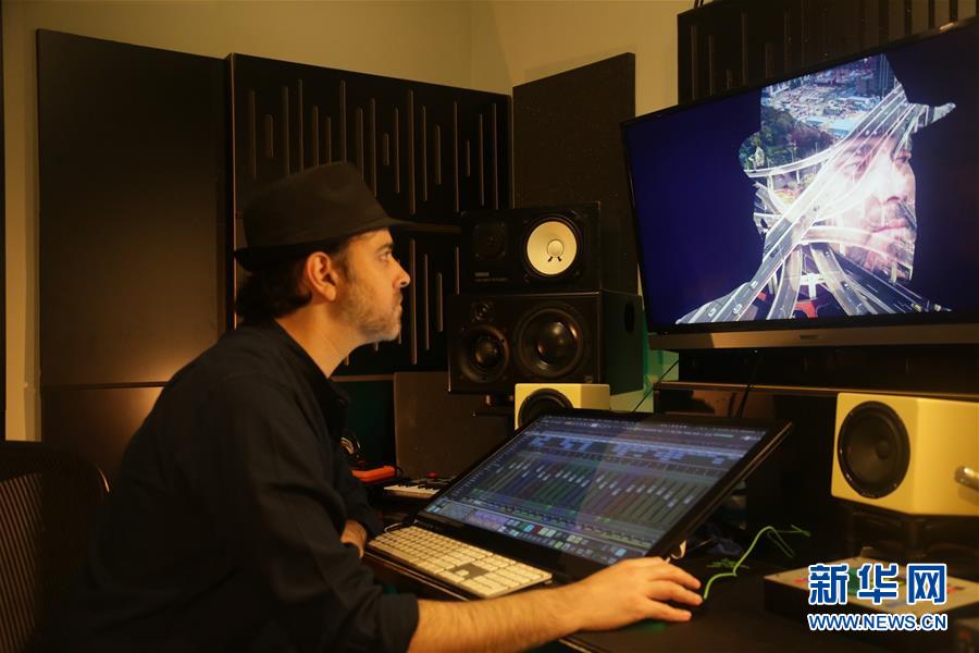 (海外抗疫故事·圖文互動)(2)通訊:用原創音樂支持中國抗擊新冠疫情的以色列歌手