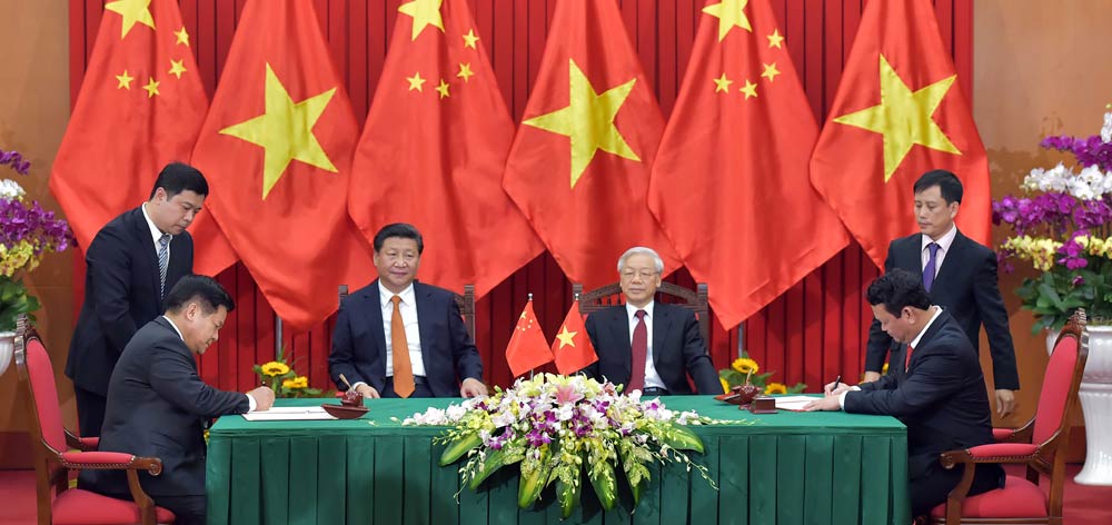 習(xí)近平與越共中央總書記阮富仲共同見(jiàn)證雙邊合作文件的簽署
