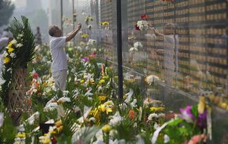 河北唐山:紀念墻前寄哀思