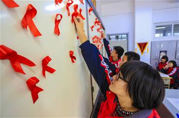 河北安平:“紅色絲帶”飄進校園