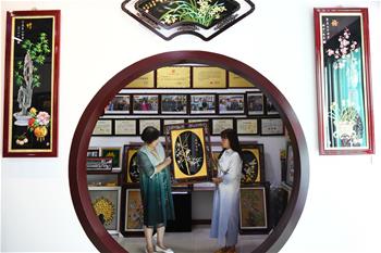 山西交城:母女傳承古老堆綾技藝