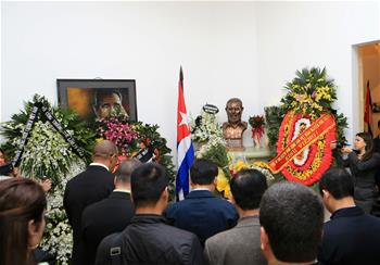 越南民眾吊唁菲德爾·卡斯特羅(高清組圖)