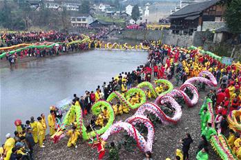 貴州松桃:苗鄉(xiāng)滾龍鬧元宵