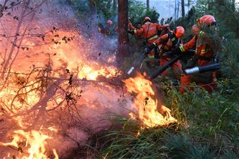 大興安嶺火災:救火隊員連夜作戰