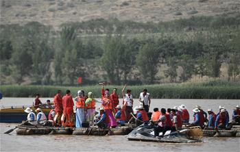 寧夏沙坡頭:羊皮筏上對“花兒”